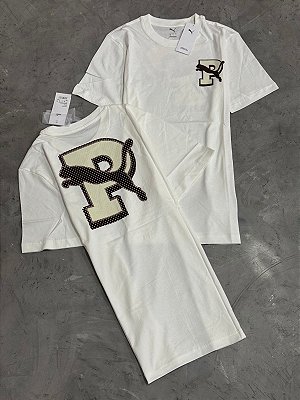 Camiseta Puma Graphic Varsity Tee (Branca)
