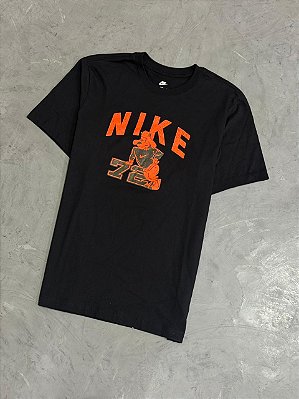Camiseta Nike Sportswear 72 (Preta/Laranja)