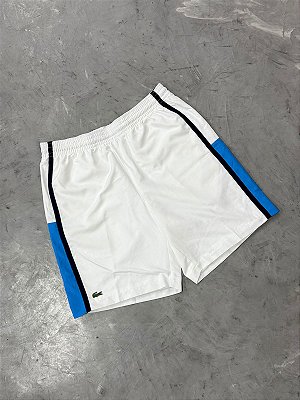 SHORT LACOSTE SPORT COM FAIXA LATERAL (Branco/Azul)