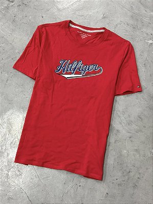 CAMISETA TOMMY HILFIGER ESTAMPA EM MODELO GRINGO