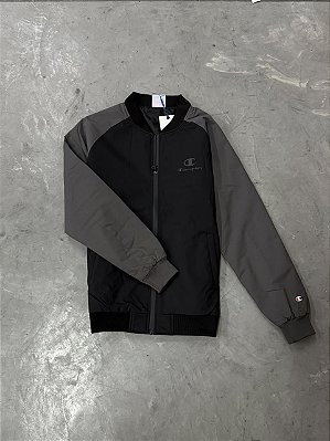 JAQUETA CHAMPION ACTIVE BOMBER LOGO PATCH (PRETA/CINZA)