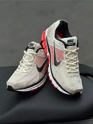 TÊNIS NIKE ZOOM VOMERO 5 OREWOOD