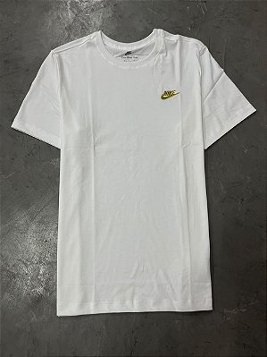CAMISETA Nike Sportswear Club (BRANCA/DOURADA)