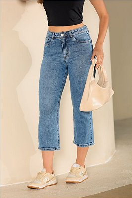 A Calça Jeans Reta Cropped Barra Normal Revanche