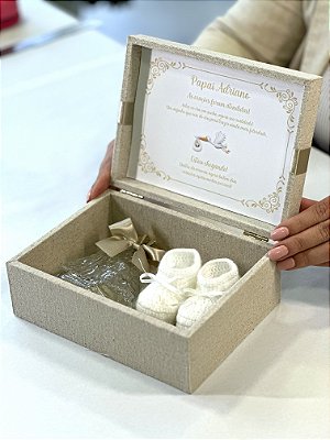 Caixa revelação de gravidez – Sapatinhos de bebê em tricô e N. S. Aparecida