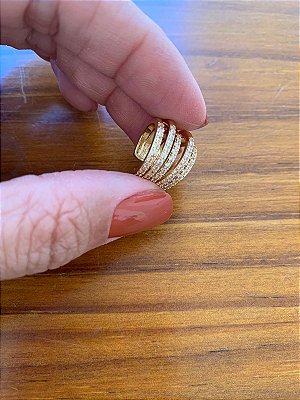 Piercing dourado cravejado
