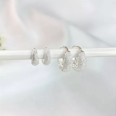 Dupla de argolas texturizadas