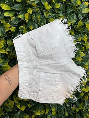 Short Jeans Feminino Destroyed Branco Com Barra Desfiada