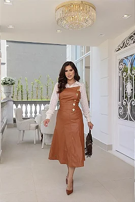 Conjunto na cor Marrom em couro PU corset com botões dourados e saia midi com recortes Kauly 4439