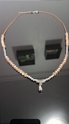 Colar Bege com Gota