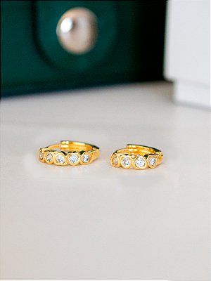 Dupla de brincos argolas com corações cravejados - banhado a ouro 18k