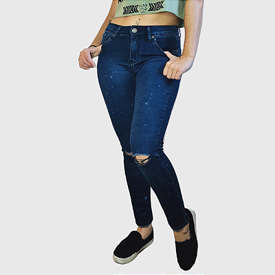 Calça Jeans Reta JOHN JOHN, SemiNova. Indigo destruído apresenta poás descoloridos de forma natural, conferindo um visual único e autêntico.