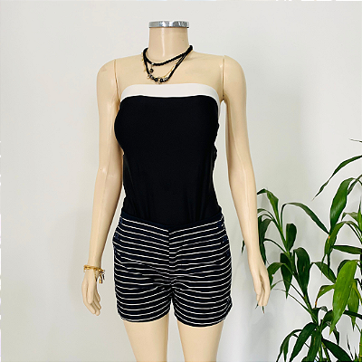 Short TOMMY HILFIGER, SemiNovo. Bicolor Listrado, é para quem busca Estilo e Conforto em uma única peça.