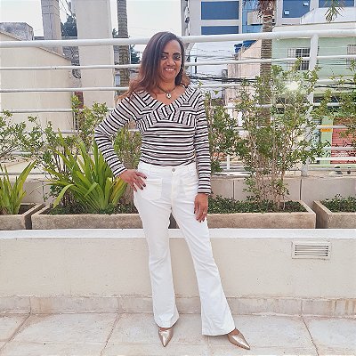 Calça Flare HERING Off-White, Nova. Inspirada nas calças boca de sino dos anos 70.