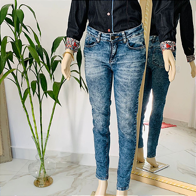 Calça Jeans YOUCOM, SemiNova. Índigo Skinny transmite um ar sofisticado e atemporal.