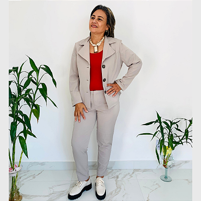 Conjunto Alfaiataria LÉIA, Novo. Ideal para ocasiões que exigem um visual sofisticado e refinado.