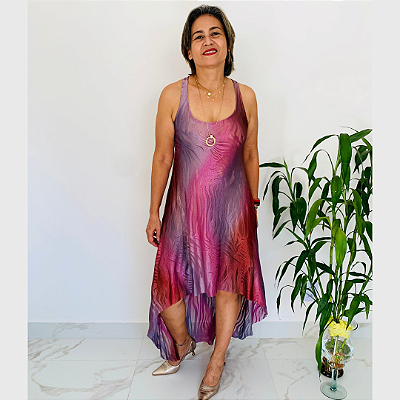 Vestido LÍQUIDO, SemiNovo. A Estampa Tie Dye é um processo de tingimento artístico que cria padrões únicos e vibrantes.