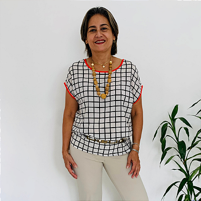Blusa Ampla JACKPOT, SemiNova. A cor Off-White traz um ar de pureza, o Xadrez Grid Preto da cor e padrão ao design.
