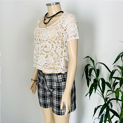 Blusa CLOCK HOUSE, SemiNova. Renda Off-White acrescenta um toque de feminilidade e charme ao look.