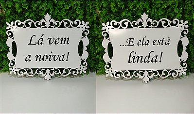 Kit 2 placas para Casamento "Lá vem a noiva... e ela está linda" em mdf branco com escrita vazada