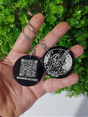 Chaveiro acrilico preto com logo e qr code personalizado a laser - gravado dois lados
