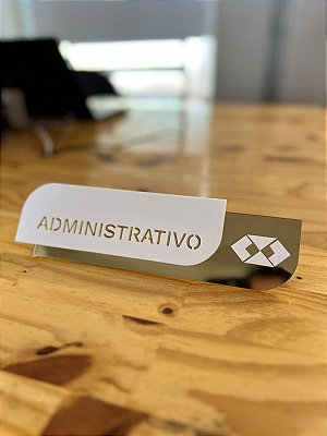 Placa de porta administrativo 25x7 cm – acrílico personalizado (Texto e Logo)