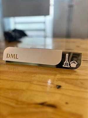 Placa de porta para DML 25x7 cm – acrílico personalizado (Texto e Logo)