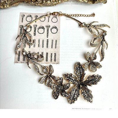 Colar Flores Pétalas Dourado Vintage