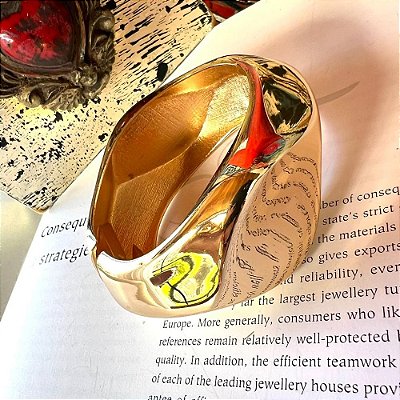 Bracelete Orgânico Martelado Dourado