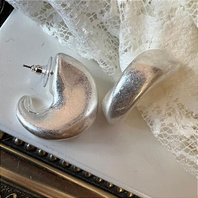 Brinco Argola Retorcido Prateado Fosco