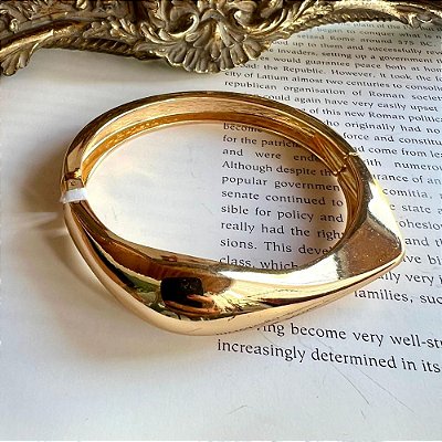 Bracelete Rígido Quina Abaulado Dourado