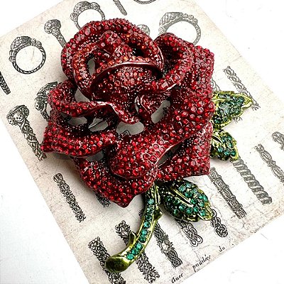 Broche Rosa Cravejado Vermelho