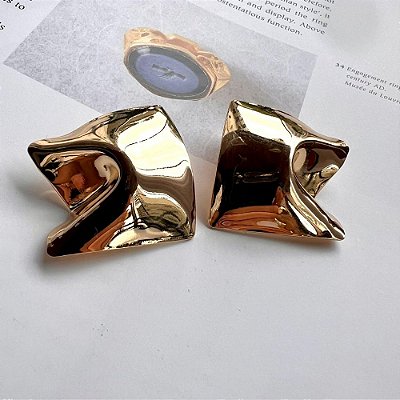 Brinco Quadrado Orgânico Dourado