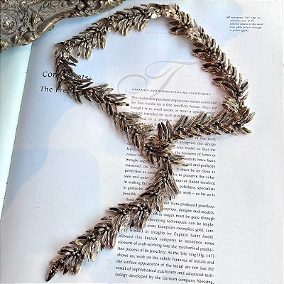 Colar Gravata Folhinhas Dourado