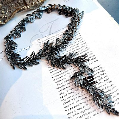 Colar Gravata Folhinhas Grafite