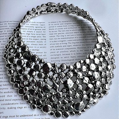 Colar Gola Esferas Orgânicas Prateado