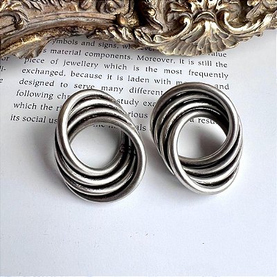 Brinco Futurista Prateado Envelhecido