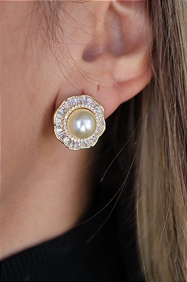 Brinco Flor com Pérola e Zircônias Baguete