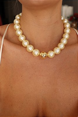 Colar de Pérolas Grandes com Esfera Dourada