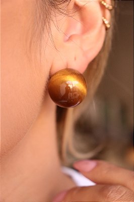 Brinco Bola Resinado Banhado a Ouro 18k