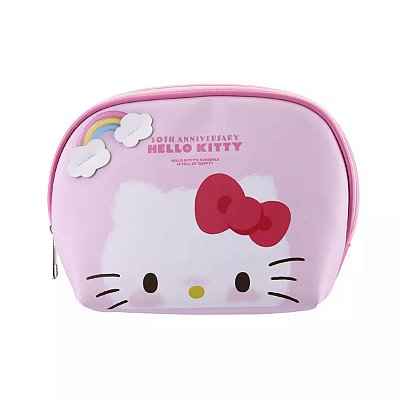NECESSAIRE OVAL COM ARCO-ÍRIS SANRIO HELLO KITTY 50 ANOS MINISO 20X14X7CM.