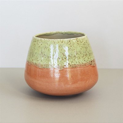 Vaso em Cerâmica Mod: Lume de 15x12cm - Cor: Verde Primavera e Laranja Intenso