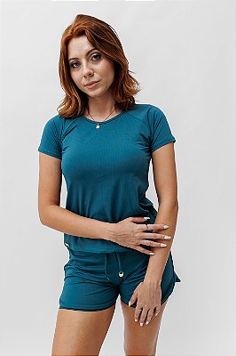 Conjunto T-shirts e bermuda sobreposta verde