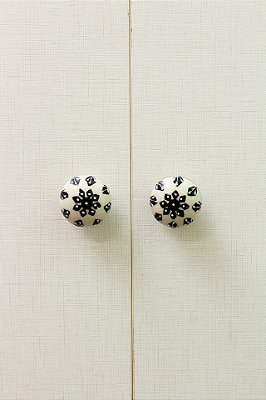 Puxador de Porcelana Off-white com floral preto e pontos brancos