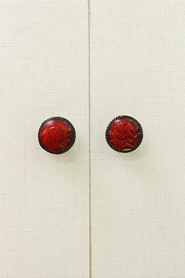 Puxador de metal e resina vermelho