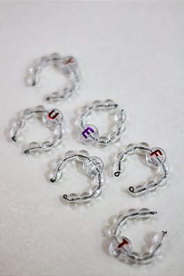 Conjunto de 6 marcadores de taças em miçangas com detalhe de letras