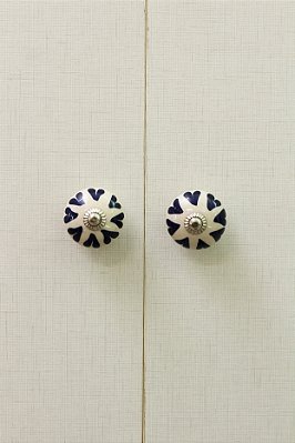 Puxador de Porcelana Off-white com coração azul marinho