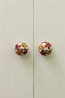 Puxador de Porcelana Off-white com detalhe amarelo e vermelho
