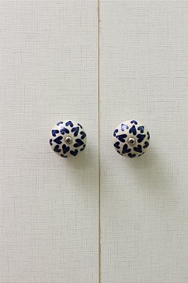 Puxador de Porcelana Off-white com coração azul marinho 2 voltas