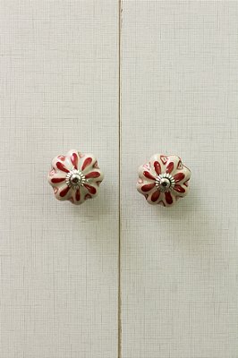 Puxador de Porcelana Off-white com detalhe vermelho
